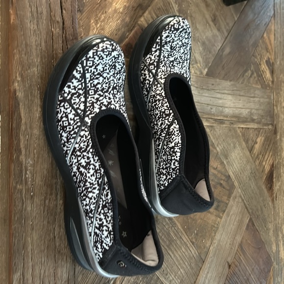 NWOT BZees Arch Support Shoes with Small Heel - Picture 2 of 5